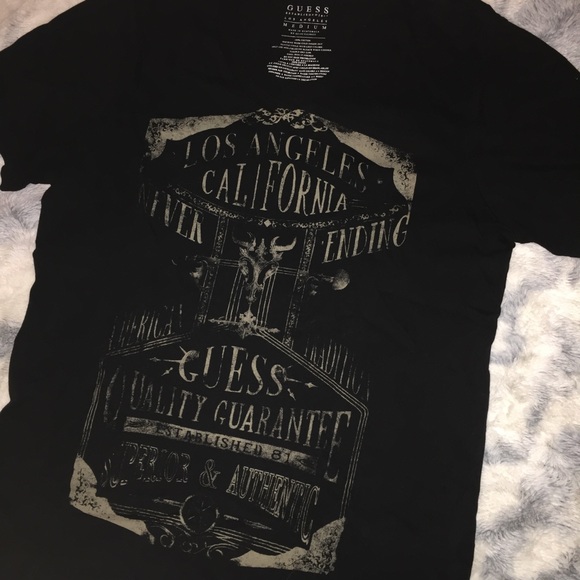 Guess V Neck ♠️🔥 - Picture 1 of 3